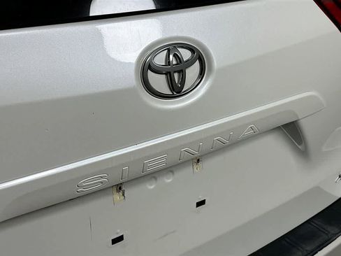 Used 2020 Toyota Sienna XLE w/ XLE Navigation Package FWD image 7