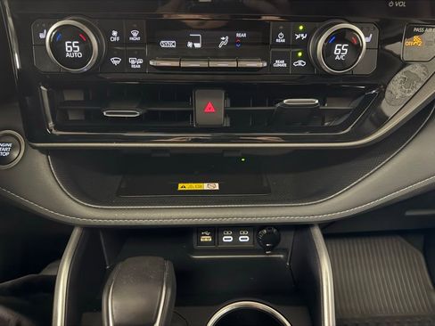 Used 2024 Toyota Highlander XLE image 14