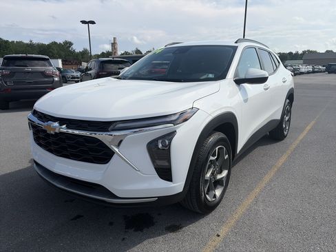 Used 2024 Chevrolet Trax LT w/ Driver Confidence Package FWD image 2