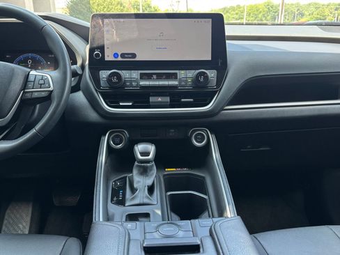 Used 2025 Toyota Grand Highlander FWD image 16