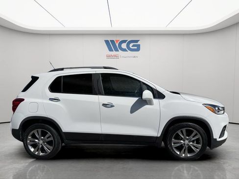 Used 2020 Chevrolet Trax LT w/ Driver Confidence Package FWD image 2