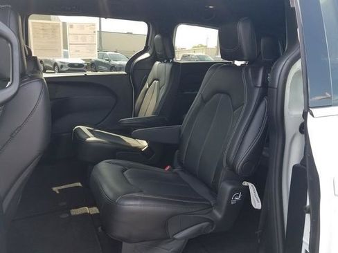 Used 2025 Chrysler Pacifica Select FWD image 15