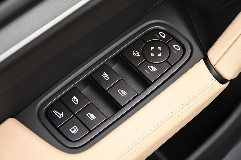 Certified 2025 Porsche Cayenne E-Hybrid Coupe AWD/4WD image 40