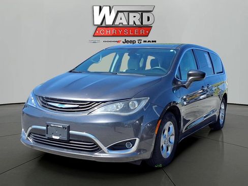 Used 2018 Chrysler Pacifica Touring Plus image 4