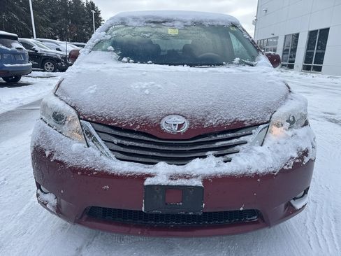 Used 2013 Toyota Sienna XLE image 2