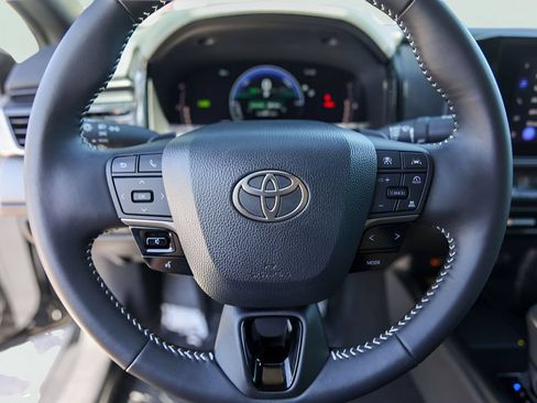 Used 2025 Toyota Camry SE w/ Convenience Package FWD image 15