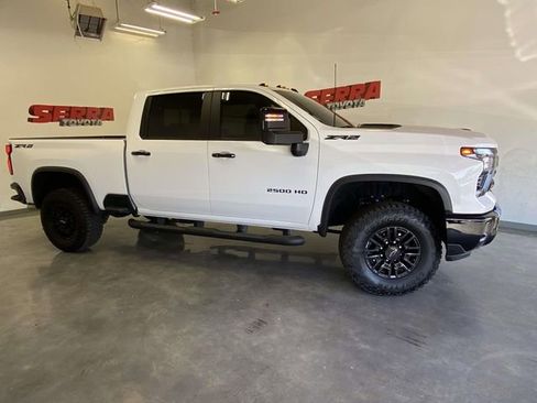 Used 2025 Chevrolet Silverado 2500 ZR2 w/ Technology Package image 2