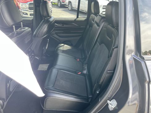 Used 2023 Jeep Grand Cherokee Altitude AWD/4WD image 22