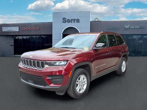 Used 2025 Jeep Grand Cherokee Laredo w/ Luxury Tech Group I AWD/4WD image 3