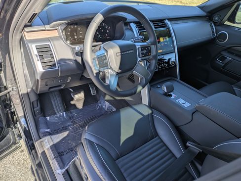 Used 2024 Land Rover Discovery Dynamic SE image 9