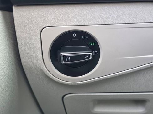 Used 2022 Volkswagen Tiguan SE image 39