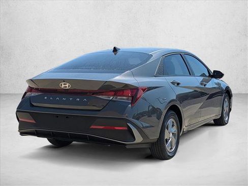 New 2026 Hyundai Elantra SE FWD image 2