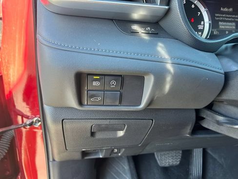 Used 2024 Toyota Highlander LE AWD/4WD image 22