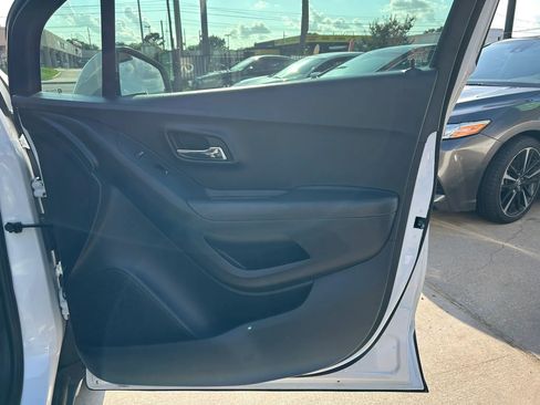 Used 2019 Chevrolet Trax LT w/ LT Convenience Package FWD image 16