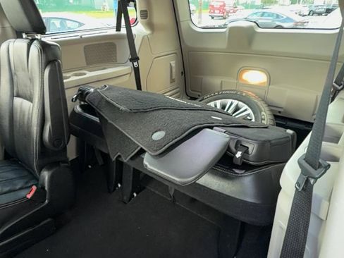 Used 2014 Chrysler Town & Country Touring-L w/ Driver Convenience Group FWD image 18