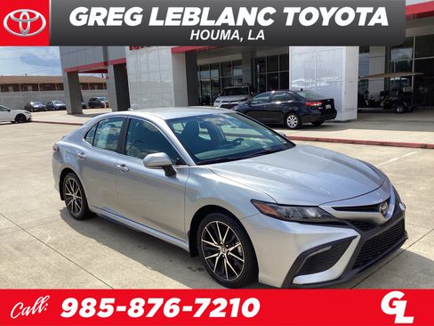 Used 2024 Toyota Camry SE FWD image 1