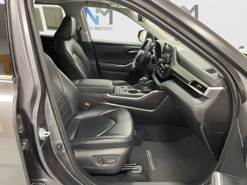 Used 2021 Toyota Highlander XLE image 13