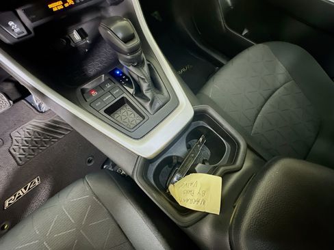 Used 2021 Toyota RAV4 XLE FWD image 22