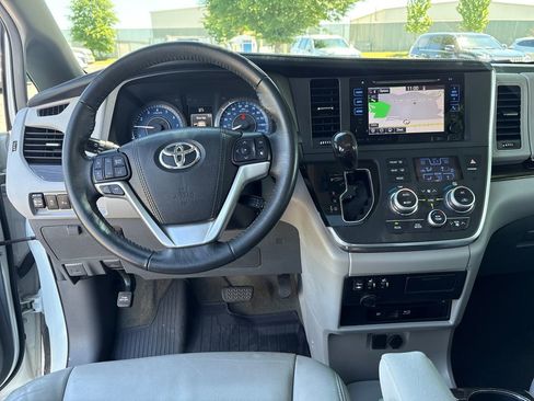 Used 2017 Toyota Sienna XLE Premium FWD image 33