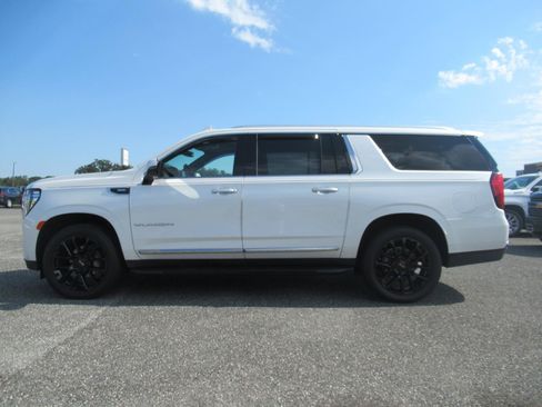 Used 2022 GMC Yukon XL SLT w/ SLT Premium Package AWD/4WD image 4