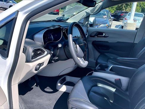 Used 2023 Chrysler Pacifica Touring-L FWD image 13