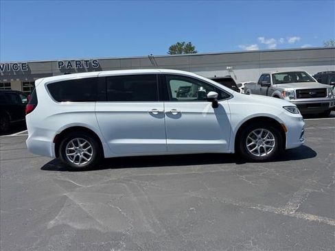 Used 2023 Chrysler Pacifica Touring-L FWD image 3