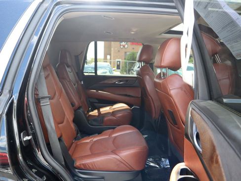 Used 2018 Cadillac Escalade Luxury AWD/4WD image 12