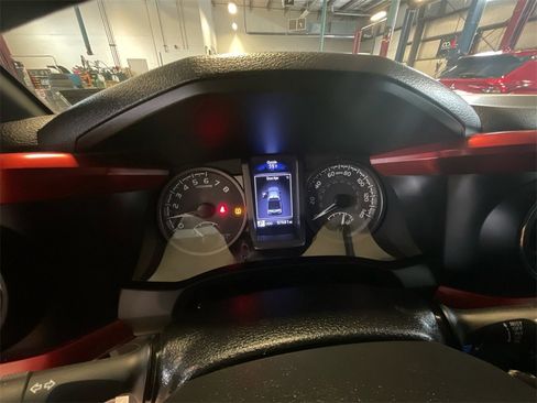 Used 2018 Toyota Tacoma TRD Sport image 16