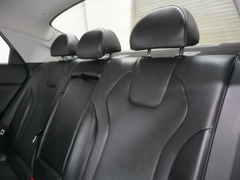 Used 2021 Hyundai Elantra Limited FWD image 10