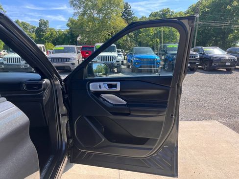Used 2020 Ford Explorer Platinum w/ Premium Technology Package AWD/4WD image 17