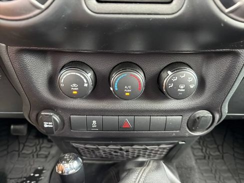 Used 2018 Jeep Wrangler Sport w/ Connectivity Group AWD/4WD image 12