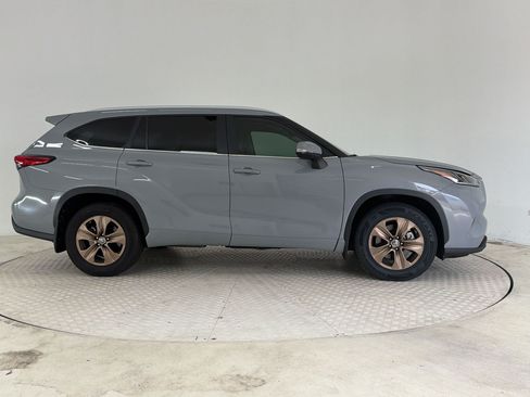 Used 2023 Toyota Highlander Bronze Edition FWD image 8