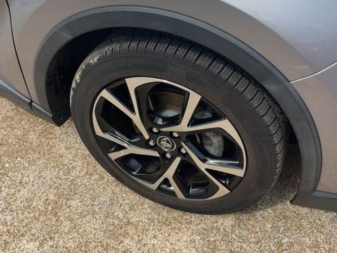 Used 2019 Toyota C-HR XLE image 10