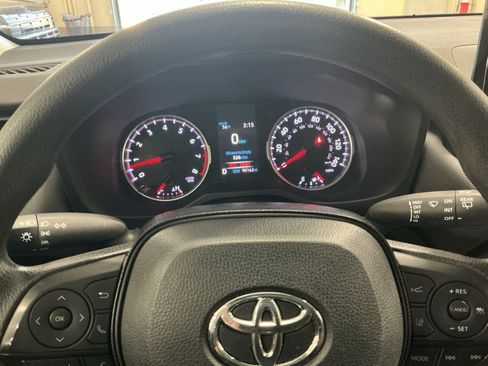 Used 2021 Toyota RAV4 LE AWD/4WD image 11