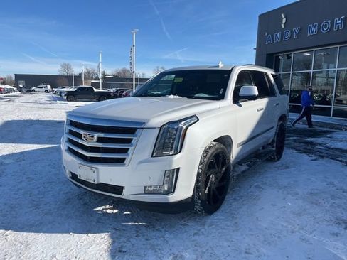Used 2016 Cadillac Escalade Premium image 2