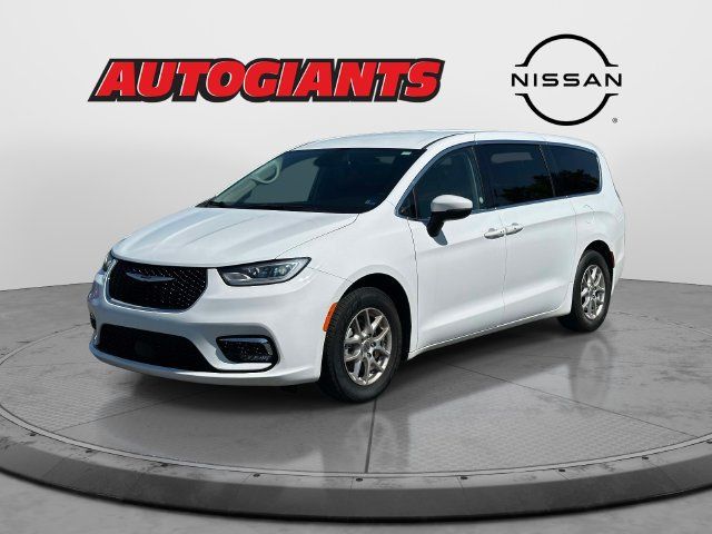 Used 2023 Chrysler Pacifica Touring-L FWD image 8