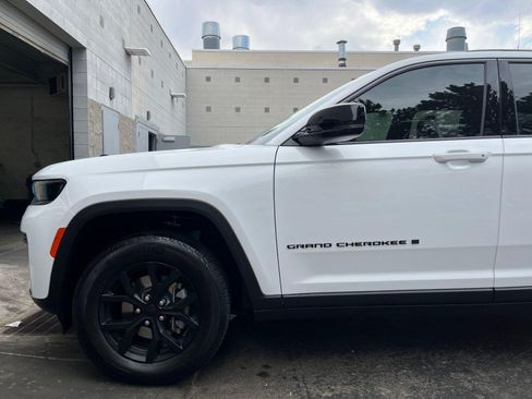 Used 2026 Jeep Grand Cherokee Altitude AWD/4WD image 9