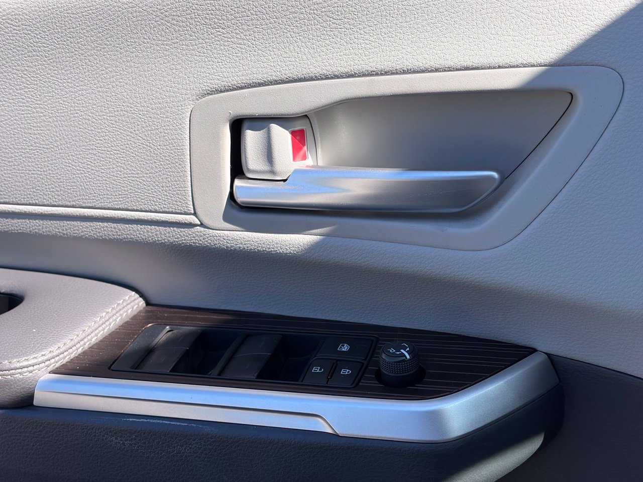 Used 2024 Toyota Sienna XLE FWD image 7