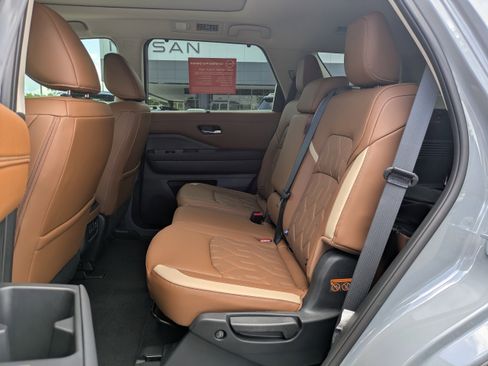 Certified 2026 Nissan Pathfinder Platinum w/ Cargo Package FWD image 15