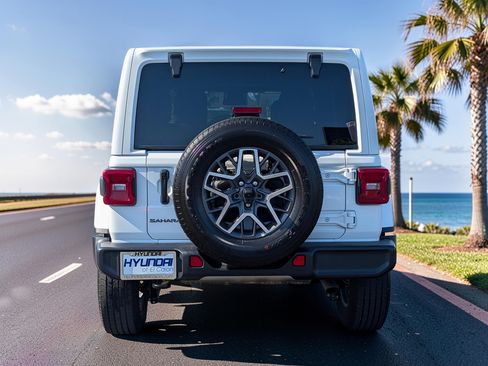 Used 2025 Jeep Wrangler Unlimited Sahara AWD/4WD image 7