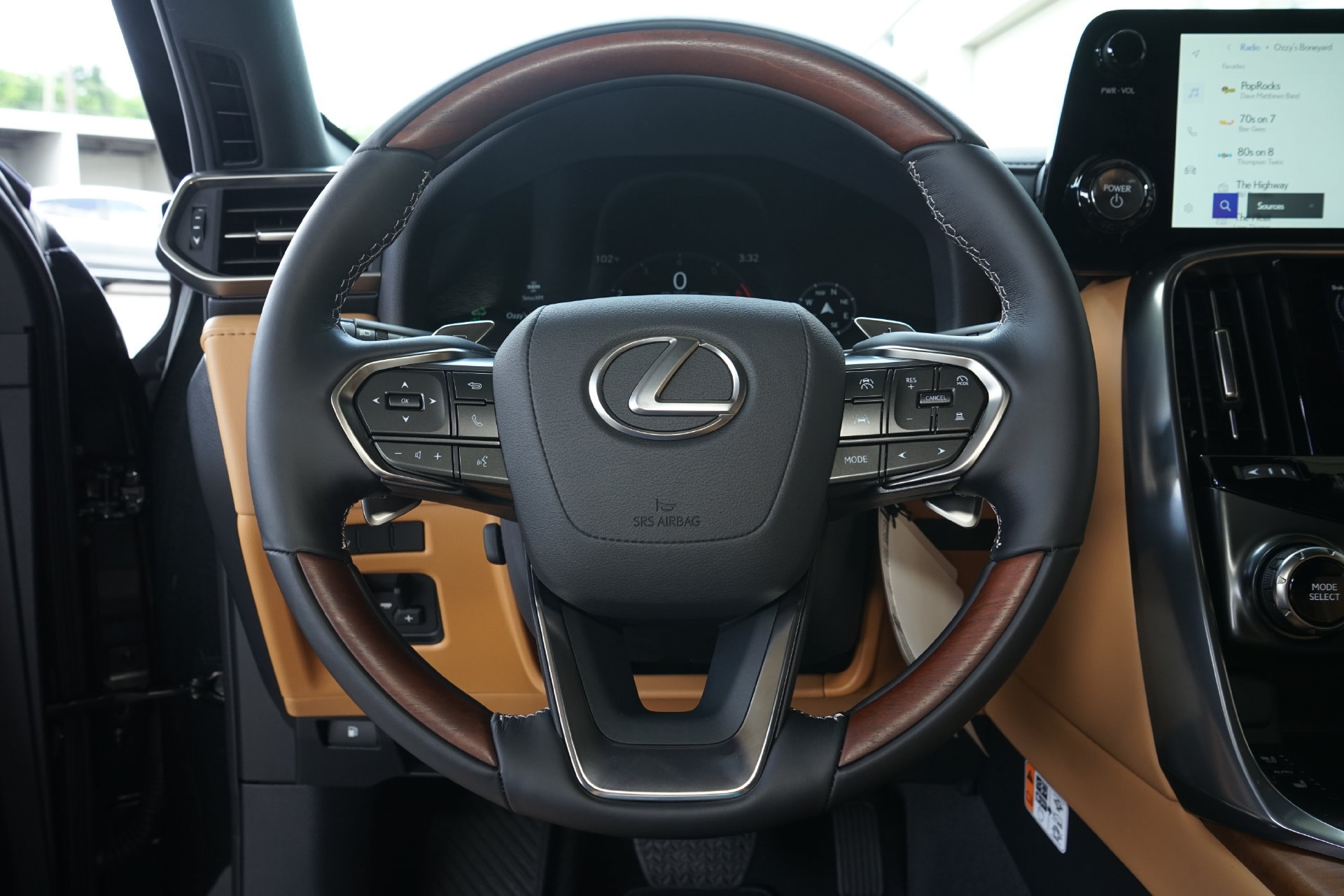 Used 2026 Lexus LX 700h Luxury AWD/4WD image 6