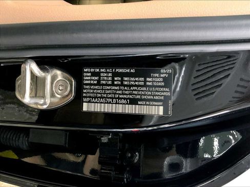 Certified 2023 Porsche Macan AWD/4WD image 36