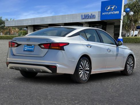 Used 2023 Nissan Altima 2.5 SV FWD image 3