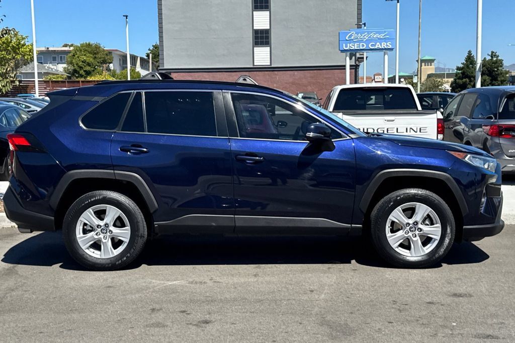 Used 2021 Toyota RAV4 XLE AWD/4WD image 3