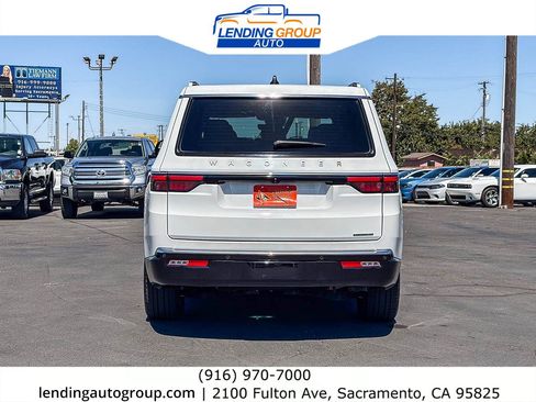Used 2024 Jeep Wagoneer Series II w/ Flexible Seating Group RWD image 3
