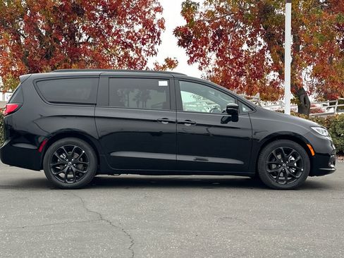 New 2026 Chrysler Pacifica Limited w/ Uconnect Theater Family Group image 3