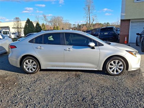 Used 2025 Toyota Corolla LE image 10