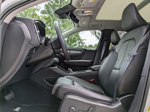 Used 2023 Volvo XC40 B5 Plus w/ Driver Assist Package AWD/4WD image 2