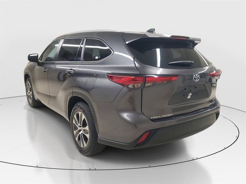 Certified 2023 Toyota Highlander XLE image 5