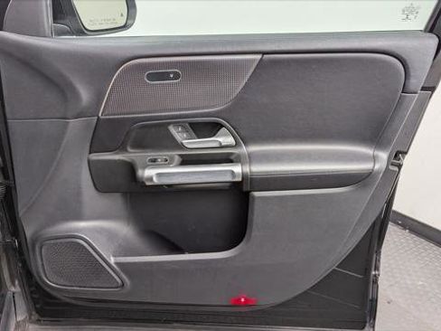 Used 2022 Mercedes-Benz GLB 250 GLB 250 w/ Premium Package Lite image 18